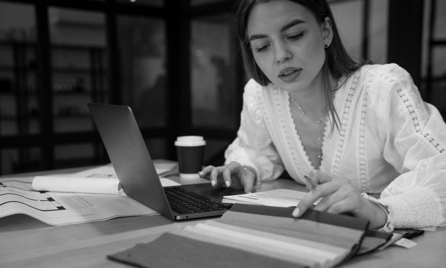 Finanzanalyse-Arbeitsplatz mit Spreadsheets und Dokumenten